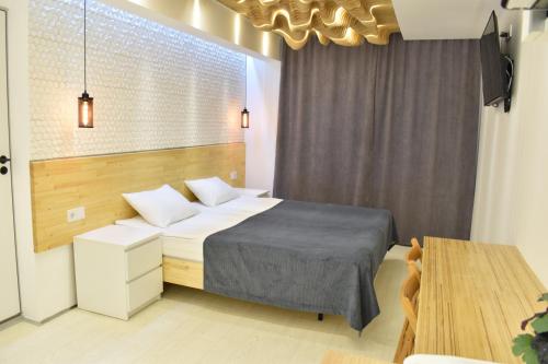 チェレポヴェツにあるApartments LOFTのベッドルーム1室(ベッド1台、シャンデリア付)