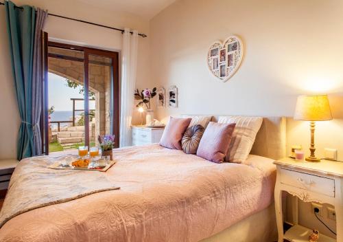sypialnia z dużym łóżkiem ze stołem w obiekcie Rafaello Luxury Villa w mieście Agia Pelagia