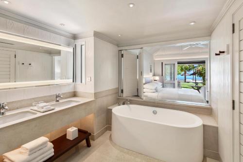 Ванная комната в LUX* Le Morne Resort
