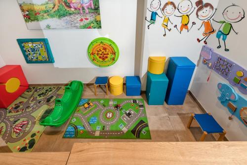 a childs play room with a toy track at AlpenParks Hotel & Apartment Hochkönig in Mühlbach am Hochkönig