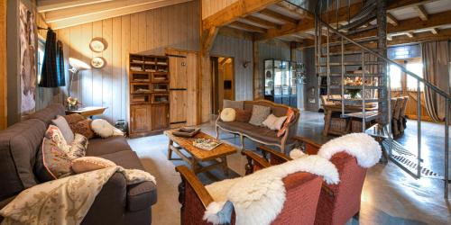 a living room with couches and chairs and a table at De Steltenberg in de Betuwe in Zoelen