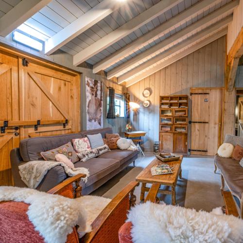 a living room with a couch and a table at De Steltenberg in de Betuwe in Zoelen