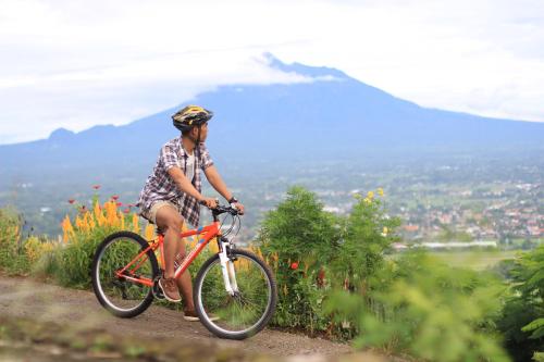 Jízda na kole v ubytování Abhayagiri - Sumberwatu Heritage Resort nebo okolí