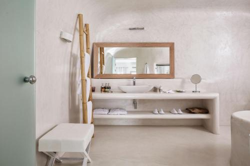 Ванная комната в Charisma Suites