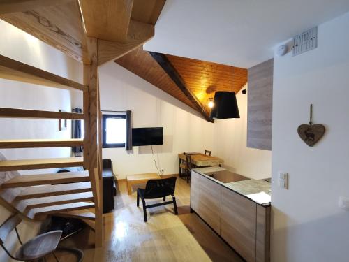 - une cuisine et une salle à manger avec un escalier en colimaçon dans une maison dans l'établissement Le Mallory, à Chamonix-Mont-Blanc