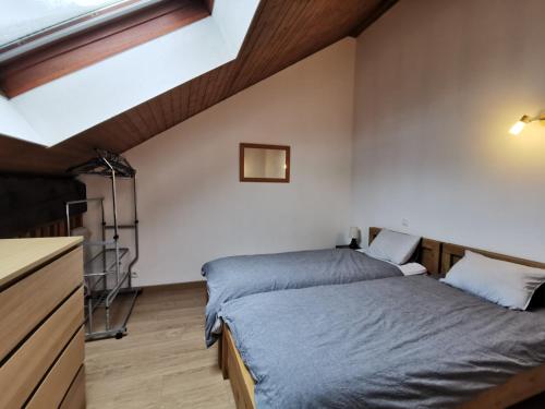 - une chambre avec 2 lits en mezzanine dans l'établissement Le Mallory, à Chamonix-Mont-Blanc