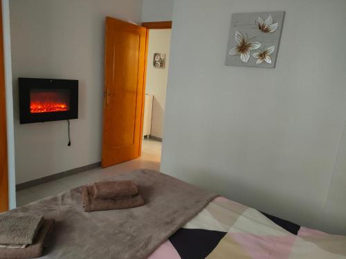 トレビエハにあるCasas Holiday - playa Acequionのベッドルーム1室(ベッド1台、壁に暖炉付)