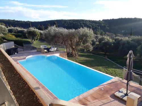 une piscine dans un jardin avec vue dans l'établissement Maison Chaban Sanary sur mer, à Sanary-sur-Mer