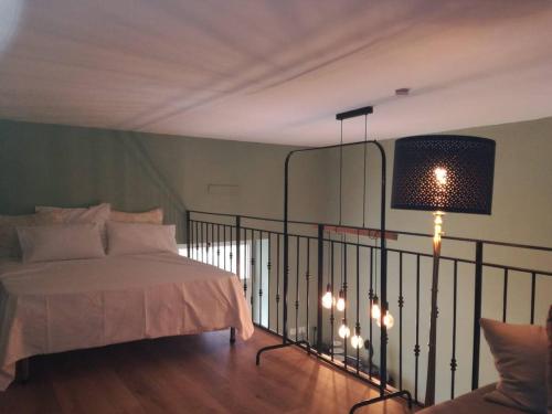 1 dormitorio con cama y lámpara de araña en La Casa di Marcello, en Torre Annunziata
