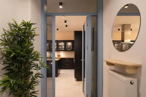 un corridoio con lavandino e specchio e un bagno di Apartment A.B.S. Secret Oasis a Zagabria