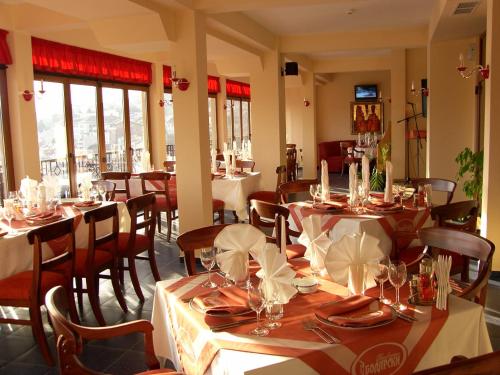 En restaurant eller et andet spisested på Meridian Hotel Bolyarski