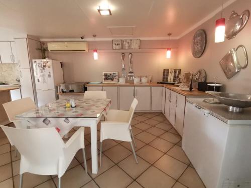 Dapur atau dapur kecil di Rene's Guesthouse