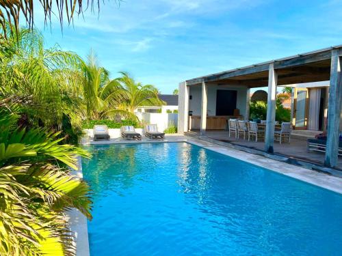 Het zwembad bij of vlak bij Villa Bamboa-Curaçao