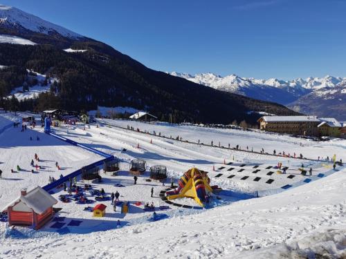 a group of people on a ski slope in the snow at Appartamento Numero2 - Edelweiss Pila in Pila