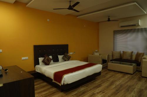 Una cama o camas en una habitación de Thar Exotica Hotel & Resorts In Bikaner