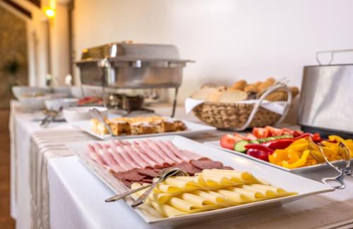 - un buffet de viandes et de légumes sur une table dans l'établissement Penzion Mušlov, à Mikulov