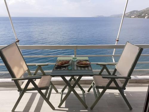 stół i krzesła na balkonie statku wycieczkowego w obiekcie Blue Bliss w mieście Lutraki