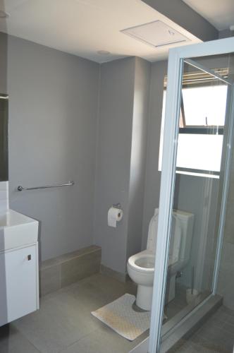 y baño con aseo y lavamanos. en Accommodation Front - Fantastic & Spacious 4 Sleeper en Durban