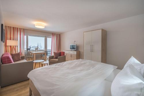 une chambre d'hôtel avec un lit et un salon dans l'établissement Ferienwohnungen Wolter, à Oberstdorf