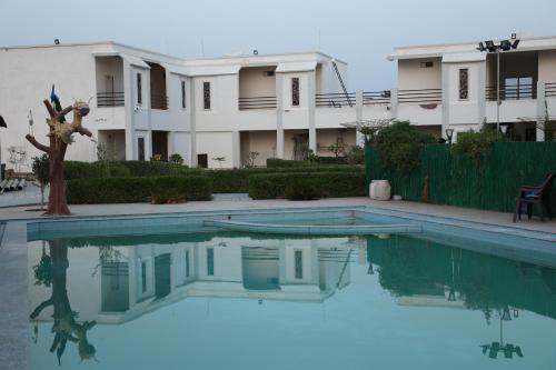 La alberca dentro o cerca de Thar Exotica Hotel & Resorts In Bikaner