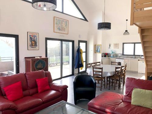 een woonkamer met een rode bank en een tafel bij Maison de 3 chambres avec jardin clos et wifi a Baden in Baden