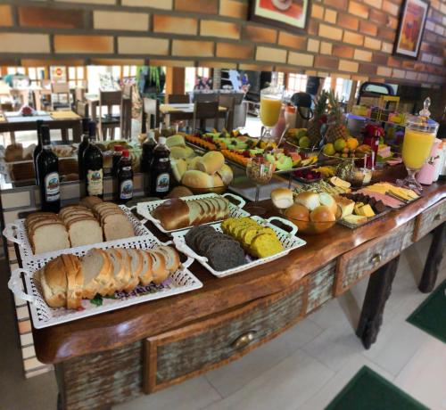 Pousada Vó Liane في برايا جراندي: طاولة مليئة بالكثير من الأنواع المختلفة من الطعام
