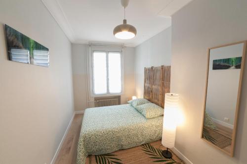 奧爾良的住宿－PRESTIGELOC Appart 3 Chambres 2 SDB La Loire，一间小卧室,配有床和窗户