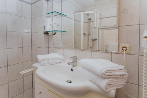 A bathroom at Hotel Friesacherhof