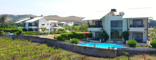 Bazén v ubytování Soma Vineyard Resort -Nashik nebo v jeho okolí