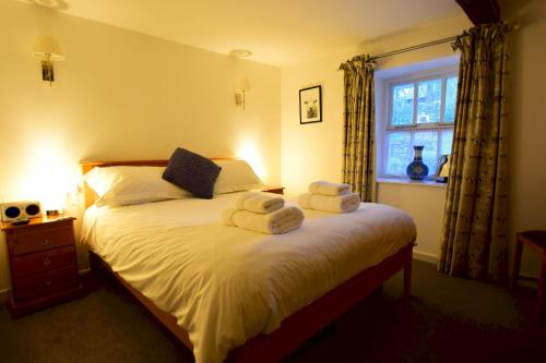 A bed or beds in a room at Bottom Shop, Elterwater