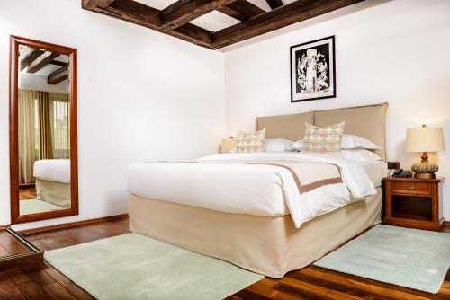 um quarto com uma cama grande e um espelho em Villa Prato em Braşov