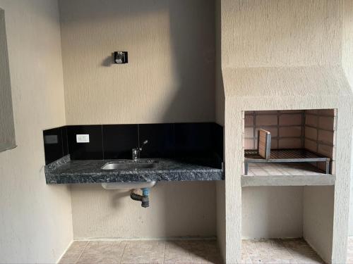baño con lavabo en la pared en Complejo Los Cardenales, en Monte Hermoso