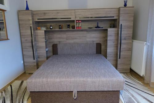 Кровать или кровати в номере Éva Apartman