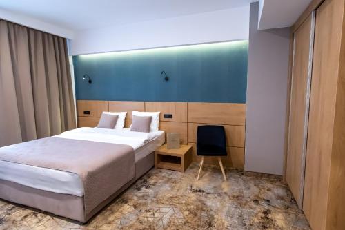Un pat sau paturi într-o cameră la GRAND VIEW Hotel & Suites Copou