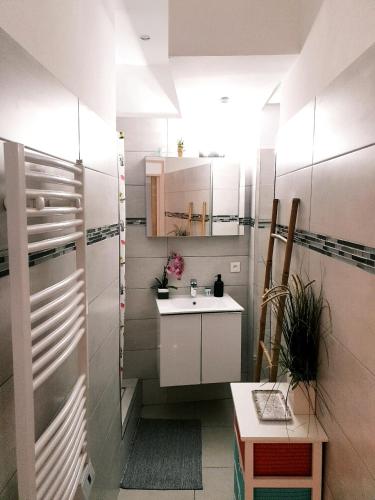 une cuisine avec des armoires blanches et un évier dans l'établissement Wonderful heart of Nice, AC, 15