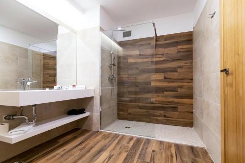 Ett badrum på GRAND VIEW Hotel & Suites Copou