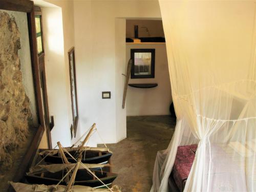 um quarto com uma cama e uma rede mosquiteira em Miti Miwiri em Ibo