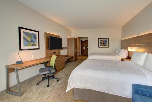 Katil atau katil-katil dalam bilik di Holiday Inn Express & Suites Charlotte Southwest by IHG