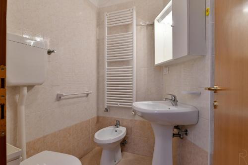 un bagno con un water e un lavandino di Zenith a Lido di Jesolo