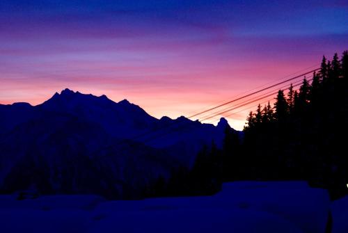 un tramonto su una catena montuosa con alberi di Perle des Alpes, Bettmeralp, Switzerland a Bettmeralp