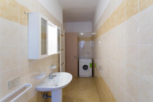 łazienka z umywalką i pralką w obiekcie Villa Norma w mieście Lido di Jesolo