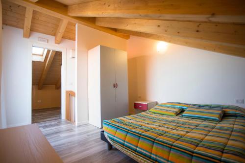 En eller flere senge i et værelse på Jesolo Green Village