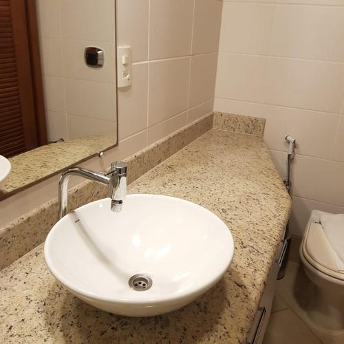 um lavatório branco numa casa de banho com WC em Hotel Meaípe em Guarapari