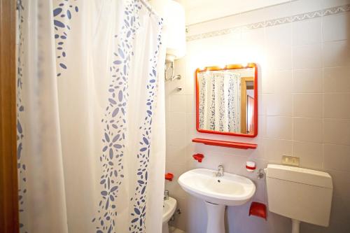 ビビオーネにあるDucaleのバスルーム(洗面台、トイレ、鏡付)