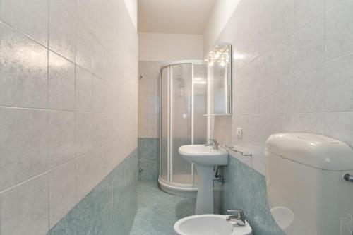 W łazience znajduje się toaleta, umywalka i prysznic. w obiekcie Stella d'Oro w Caorle