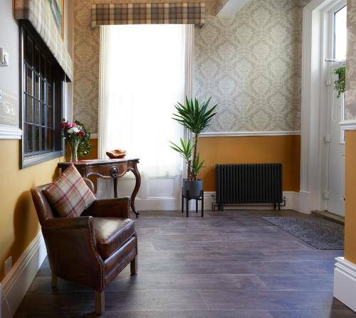 un soggiorno con sedia e finestra di Ashburton House - B&B a Scarborough