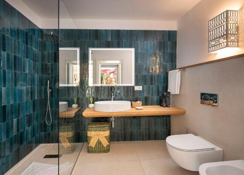Ванная комната в Villa Mannus - Splendida villa vista mare con piscina