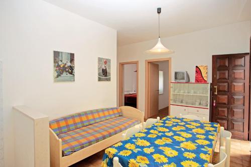 sala de estar con cama y sofá en Villa Norma, en Lido di Jesolo