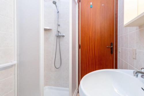 Un baño con ducha, inodoro y lavabo. en Sole B, en Bibione