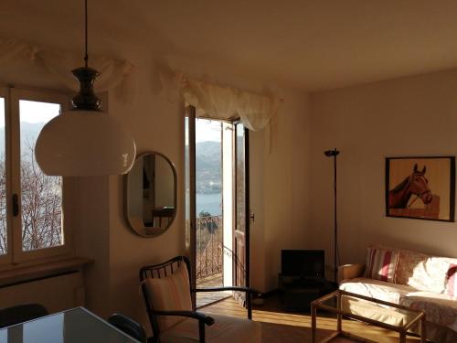 a living room with a couch and a mirror at Balconata sul lago in Ameno
